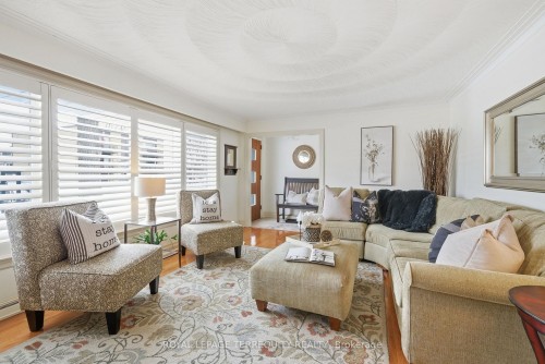 116 Centre Street N, Whitby, ON - Indoor Photo Showing Living Room