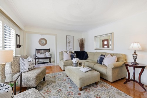 116 Centre Street N, Whitby, ON - Indoor Photo Showing Living Room
