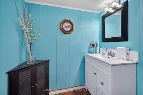 13 Cameron Avenue, Hamilton, ON - Indoor Photo Showing Bathroom
