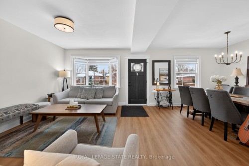 13 Cameron Avenue, Hamilton, ON - Indoor Photo Showing Living Room