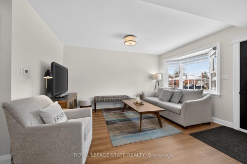 13 Cameron Avenue, Hamilton, ON - Indoor Photo Showing Living Room