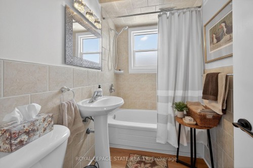 13 Cameron Avenue, Hamilton, ON - Indoor Photo Showing Bathroom