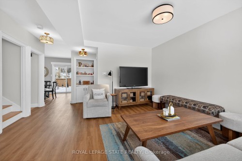 13 Cameron Avenue, Hamilton, ON - Indoor Photo Showing Living Room