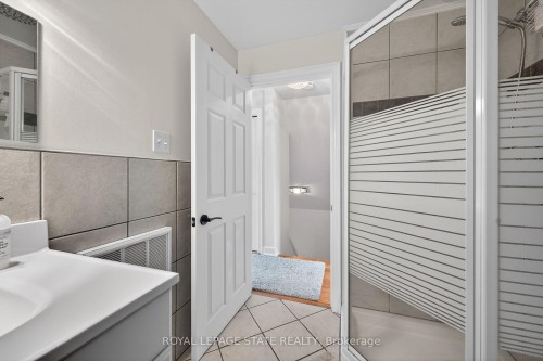 13 Cameron Avenue, Hamilton, ON - Indoor Photo Showing Bathroom