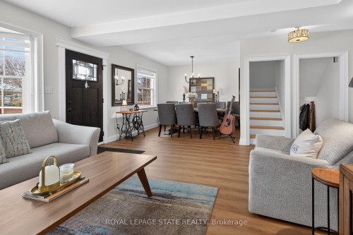 13 Cameron Avenue, Hamilton, ON - Indoor Photo Showing Living Room