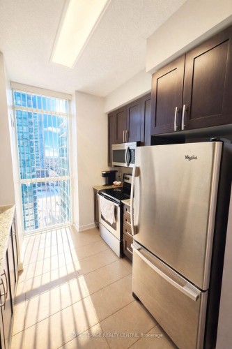 2008-4065 Brickstone Mews Road, Mississauga, ON - Indoor Photo Showing Kitchen With Stainless Steel Kitchen