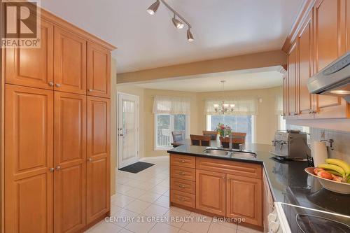 418 Chieftan Circle, Mississauga, ON - Indoor Photo Showing Kitchen With Double Sink