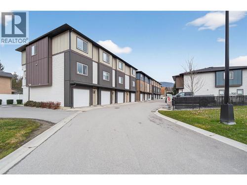 2081 11 Avenue Ne Unit# 9, Salmon Arm, BC - Outdoor