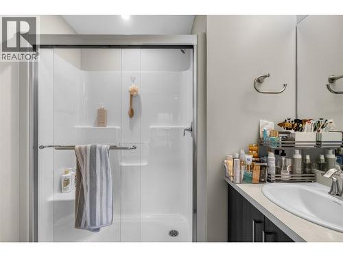 2081 11 Avenue Ne Unit# 9, Salmon Arm, BC - Indoor Photo Showing Bathroom