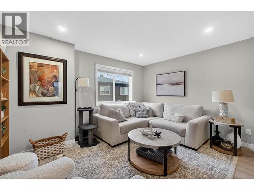 2081 11 Avenue Ne Unit# 9, Salmon Arm, BC - Indoor Photo Showing Living Room