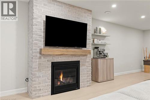 27 Maple Leaf Avenue S, Ridgeway, ON - Indoor Photo Showing Living Room With Fireplace
