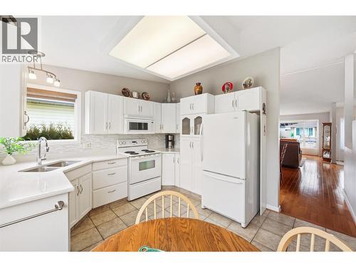 3400 Wilson Street Unit# 147, Penticton, BC - Indoor Photo Showing Kitchen With Double Sink