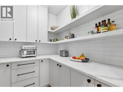451 Vision Court, Kelowna, BC - Indoor Photo Showing Kitchen
