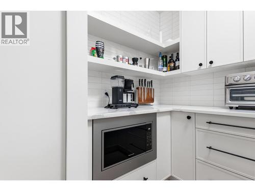 451 Vision Court, Kelowna, BC - Indoor Photo Showing Kitchen