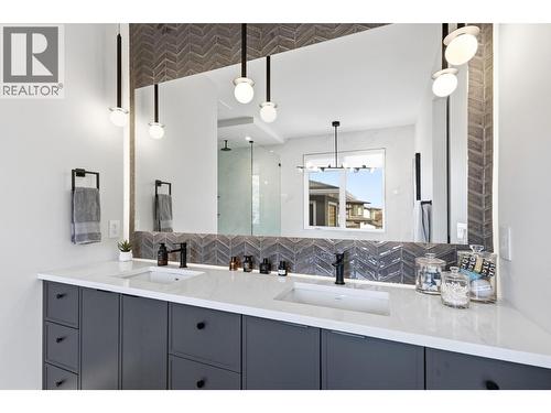 primary bathroom - 451 Vision Court, Kelowna, BC - Indoor Photo Showing Bathroom