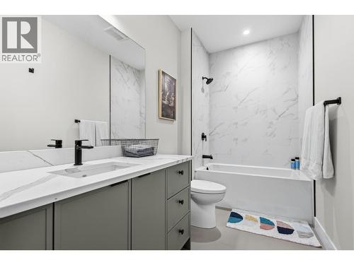 upstairs bathroom - 451 Vision Court, Kelowna, BC - Indoor Photo Showing Bathroom