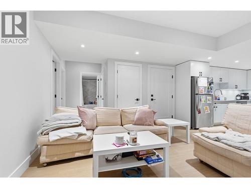 suite living room - 451 Vision Court, Kelowna, BC - Indoor Photo Showing Living Room