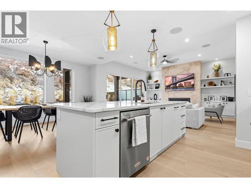 451 Vision Court, Kelowna, BC - Indoor Photo Showing Kitchen