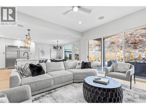 451 Vision Court, Kelowna, BC - Indoor Photo Showing Living Room