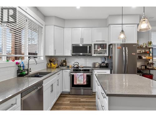 1930 Ethel Street, Kelowna, BC - Indoor Photo Showing Kitchen With Stainless Steel Kitchen With Double Sink With Upgraded Kitchen