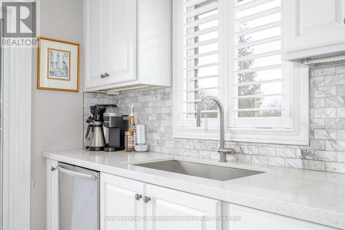 3 Woodlawn Court, Whitby (Blue Grass Meadows), ON - Indoor Photo Showing Kitchen