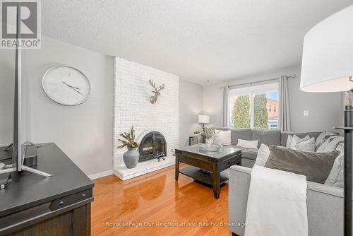 3 Woodlawn Court, Whitby (Blue Grass Meadows), ON - Indoor Photo Showing Living Room