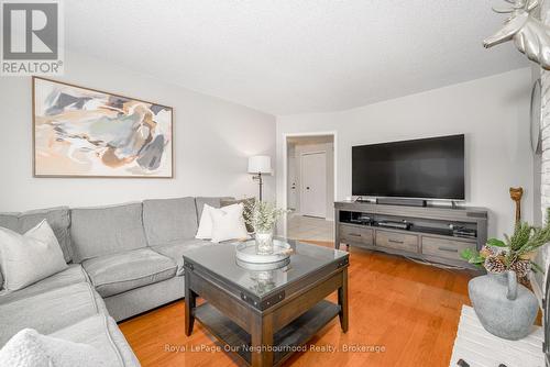 3 Woodlawn Court, Whitby (Blue Grass Meadows), ON - Indoor Photo Showing Living Room