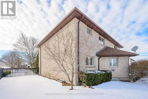 3 Woodlawn Court, Whitby (Blue Grass Meadows), ON - Outdoor