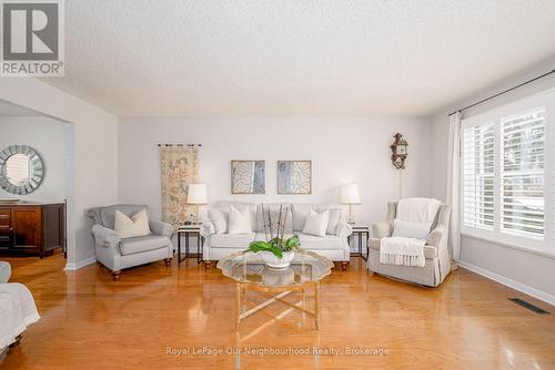 3 Woodlawn Court, Whitby (Blue Grass Meadows), ON - Indoor Photo Showing Living Room