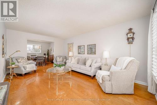 3 Woodlawn Court, Whitby (Blue Grass Meadows), ON - Indoor Photo Showing Living Room
