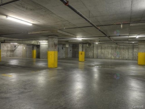 Garage - 201-1315 Rue Notre-Dame O., Montréal (Ville-Marie), QC - Indoor Photo Showing Garage