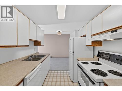 3180 De Montreuil Court Unit# 307, Kelowna, BC - Indoor Photo Showing Kitchen With Double Sink