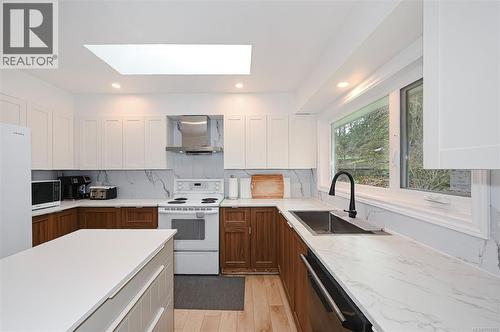 1667 Extension Rd, Nanaimo, BC - Indoor Photo Showing Kitchen