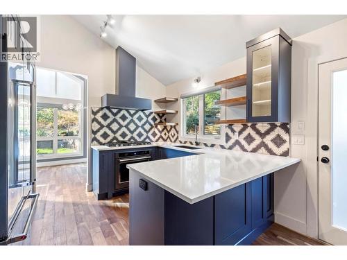 612 Thorneloe Road, Kelowna, BC - Indoor Photo Showing Kitchen With Upgraded Kitchen