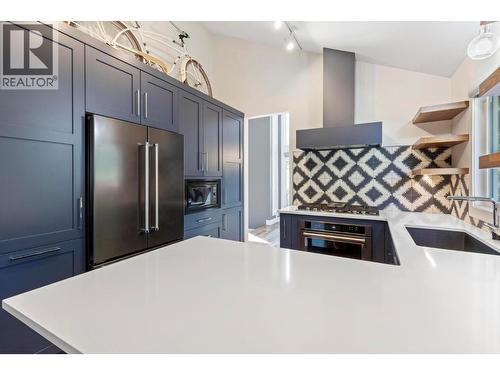 612 Thorneloe Road, Kelowna, BC - Indoor Photo Showing Kitchen With Stainless Steel Kitchen With Upgraded Kitchen