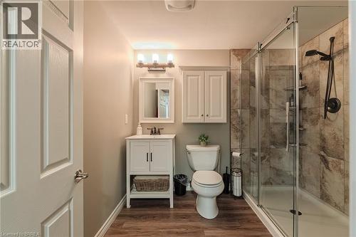 18 Linden Avenue, Brantford, ON - Indoor Photo Showing Bathroom