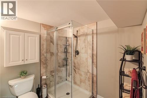 18 Linden Avenue, Brantford, ON - Indoor Photo Showing Bathroom