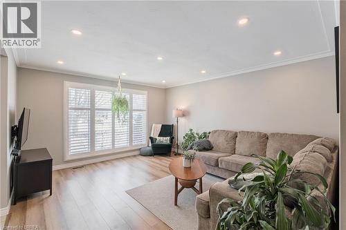 18 Linden Avenue, Brantford, ON - Indoor Photo Showing Living Room