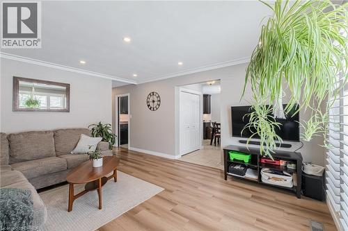 18 Linden Avenue, Brantford, ON - Indoor Photo Showing Living Room
