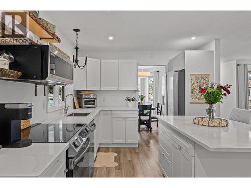 1255 Raymer Avenue Unit# 120, Kelowna, BC - Indoor Photo Showing Kitchen