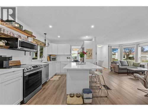 1255 Raymer Avenue Unit# 120, Kelowna, BC - Indoor Photo Showing Kitchen With Upgraded Kitchen