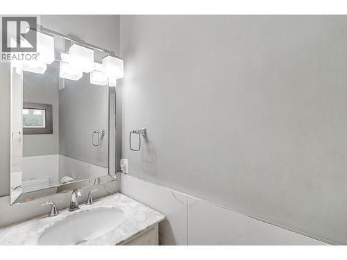1879 Portland Avenue, Kelowna, BC - Indoor Photo Showing Bathroom
