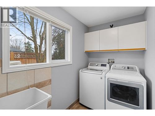 1879 Portland Avenue, Kelowna, BC - Indoor Photo Showing Laundry Room