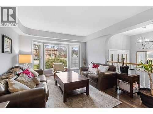1879 Portland Avenue, Kelowna, BC - Indoor Photo Showing Living Room