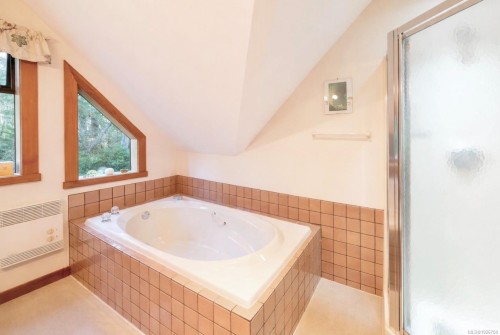 1290 Lynn Rd, Tofino, BC 