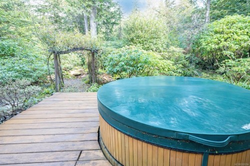 1290 Lynn Rd, Tofino, BC 