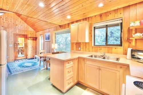 1290 Lynn Rd, Tofino, BC 