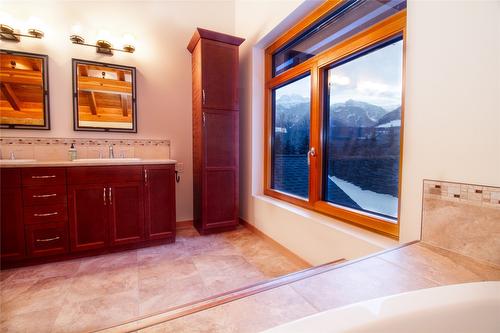 3266 Airport Way, Revelstoke, BC - Indoor Photo Showing Other Room