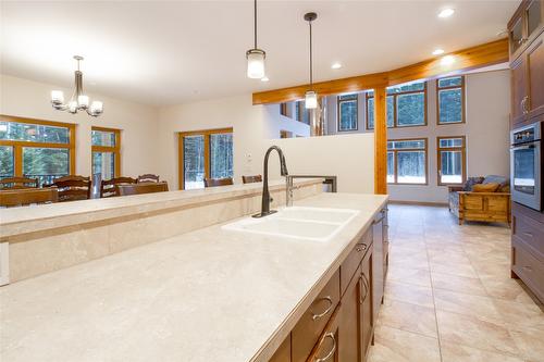 3266 Airport Way, Revelstoke, BC - Indoor Photo Showing Kitchen