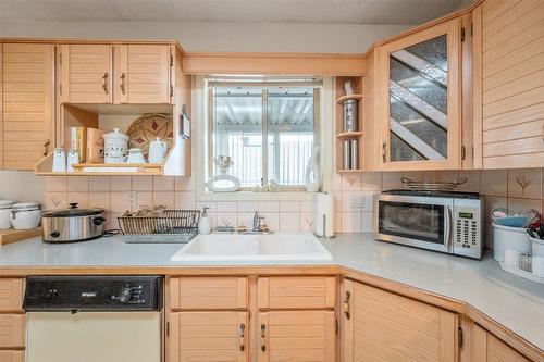 15-3096 South Main Street, Penticton, BC - Indoor Photo Showing Kitchen